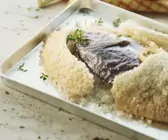 Fisch in Salzkruste auf kanarische Art
