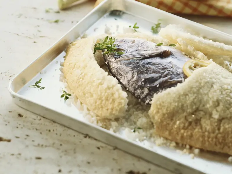 Fisch in Salzkruste auf kanarische Art