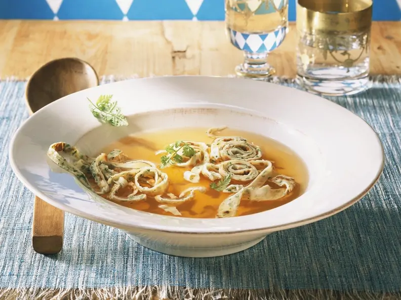 Linsenbrühe mit Pfannkuchenstreifen