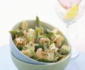 Salat aus grünem Spargel, Garnelen und Zuckerschoten