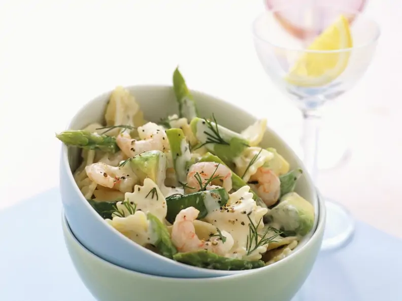 Salat aus grünem Spargel, Garnelen und Zuckerschoten