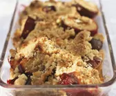 Zwetschgen-Crumble mit Pinienkernen