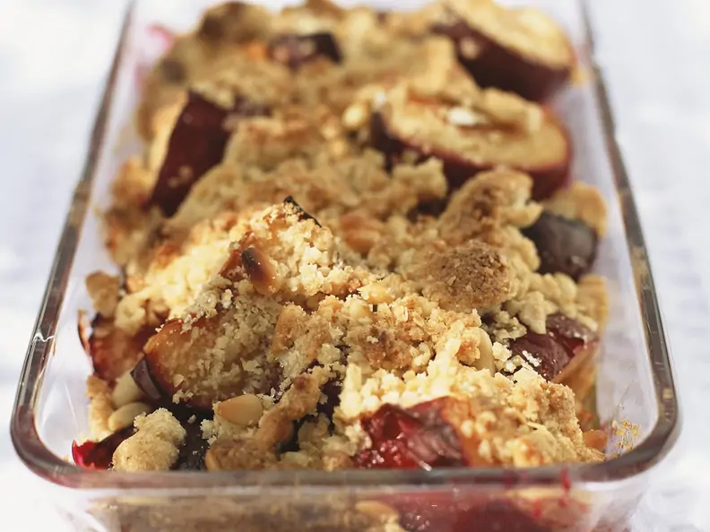 Zwetschgen-Crumble mit Pinienkernen