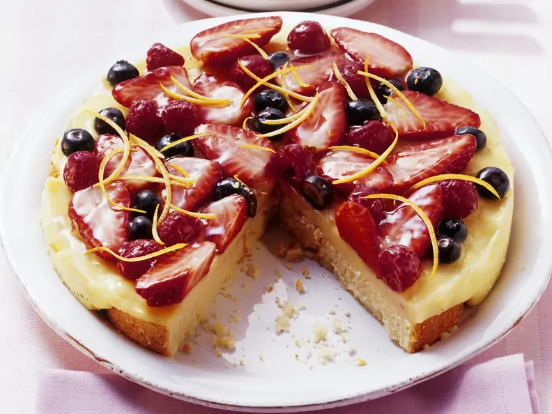 Zitronen-Quark-Kuchen mit Obst