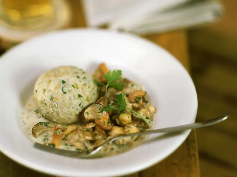 Semmelknödel mit Pilzragout