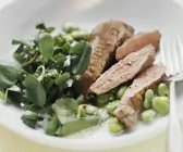 Lammfilet mit Knoblauch-Buttermilch-Sauce, Bohnen und Kresse