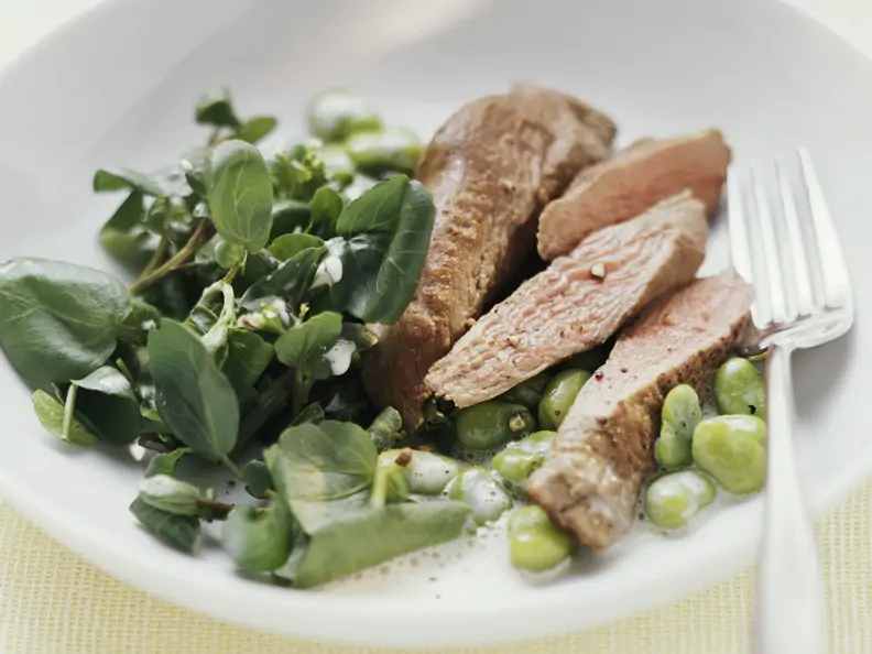 Lammfilet mit Knoblauch-Buttermilch-Sauce, Bohnen und Kresse