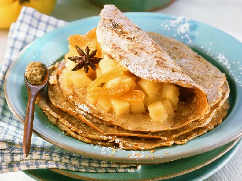 Sesampfannkuchen mit Quittenfüllung