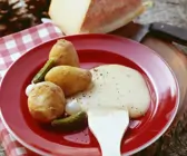 Raclette mit Kartoffeln und sauren Gurken