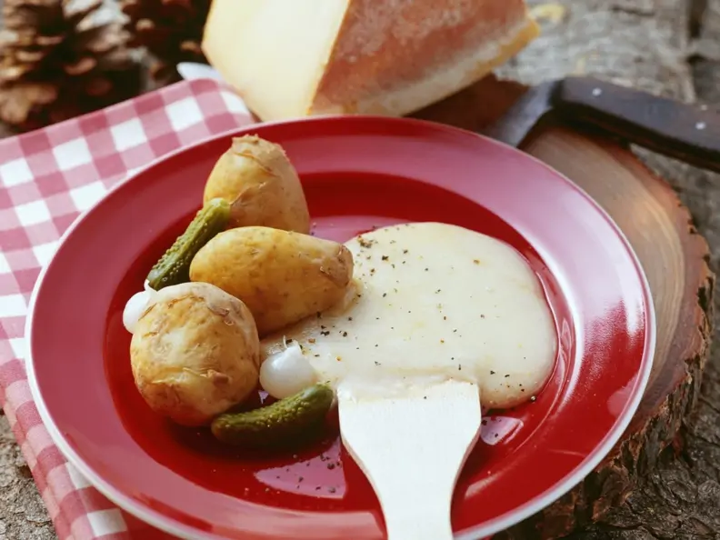 Raclette mit Kartoffeln und sauren Gurken