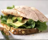 Brot mit Truthahnaufschnitt, Avocado und Käse