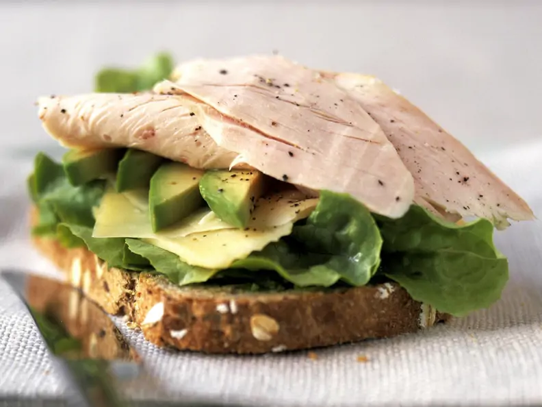 Brot mit Truthahnaufschnitt, Avocado und Käse