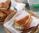 Zucchinihappen mit Schinken und Feige