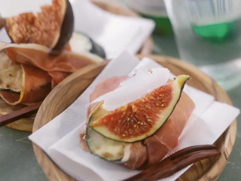 Zucchinihappen mit Schinken und Feige