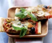 Kartoffelpizza mit buntem Belag