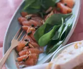 Marinierter Lachs mit frischem Spinat