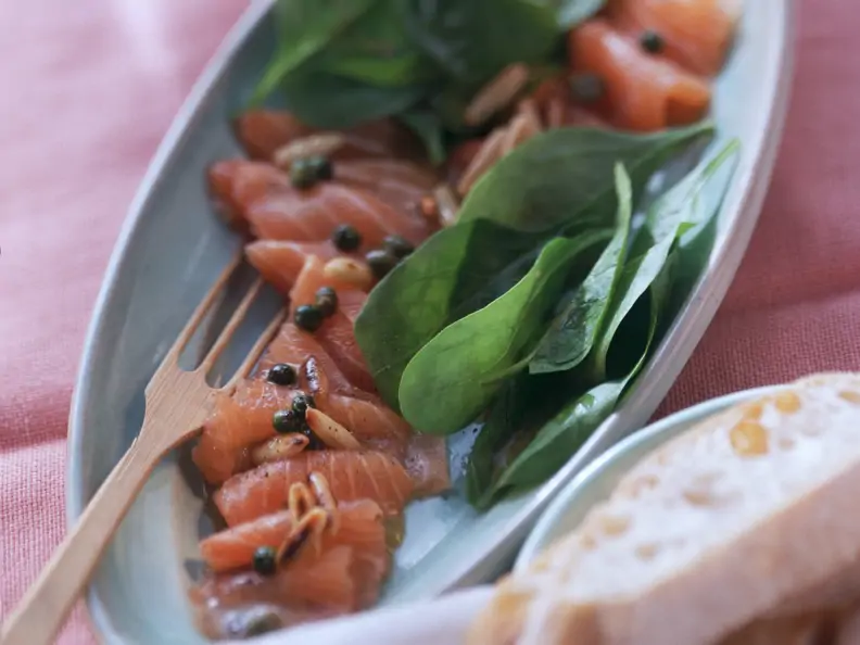 Marinierter Lachs mit frischem Spinat