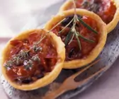 Kleine Tomatenkuchen mit Sardellen