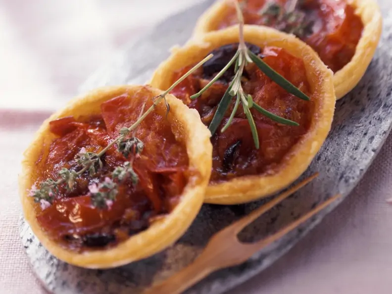 Kleine Tomatenkuchen mit Sardellen