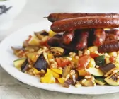 Gemüse-Weizen mit Grillwürstchen