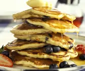 Pancakes mit Beeren und Sirup