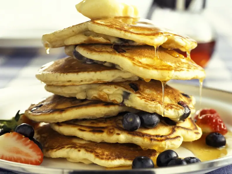 Pancakes mit Beeren und Sirup