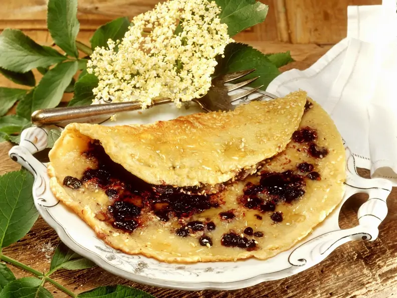 Holunderbeeren-Pfannkuchen mit Sesam