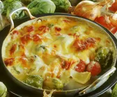 Rosenkohl-Würstchen-Auflauf mit Zwiebeln
