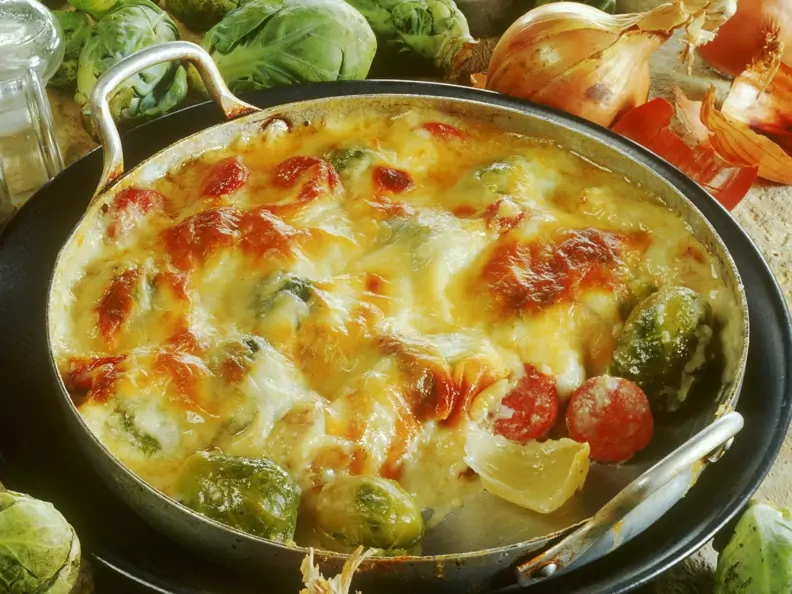 Rosenkohl-Würstchen-Auflauf mit Zwiebeln