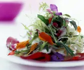 Sommersalat mit essbaren Blüten