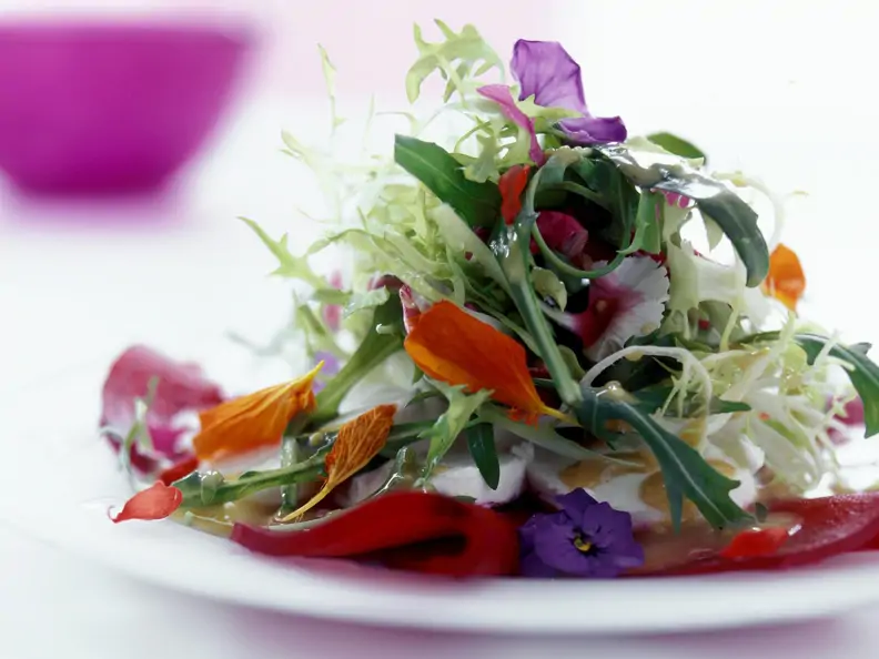 Sommersalat mit essbaren Blüten