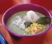 Erbsensuppe mit Heilbutt und gehacktem Ei