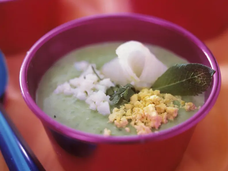 Erbsensuppe mit Heilbutt und gehacktem Ei