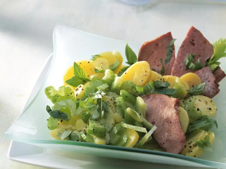Kartoffel-Sellerie-Salat mit Leberkäse