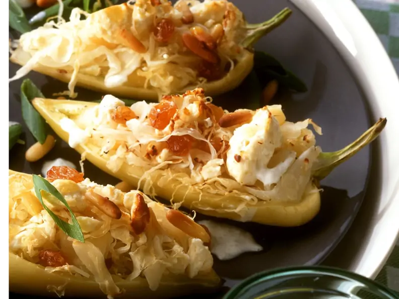 Spitzpaprika mit Sauerkraut gefüllt