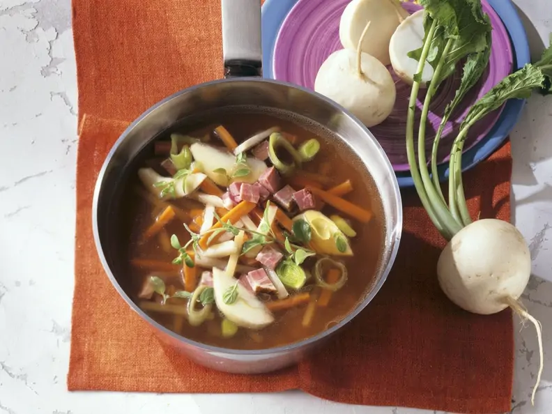 Rübentopf mit Speck und Äpfeln