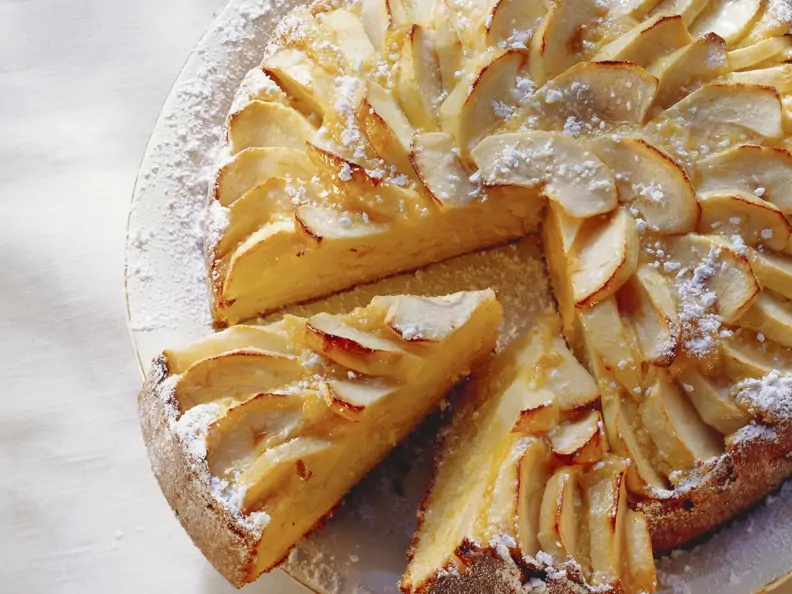 Möhren-Mandel-Kuchen mit Äpfeln