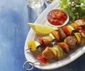 Gemüse-Fleisch-Spieße mit Soße und Salat