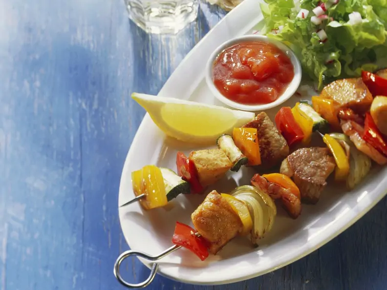 Gemüse-Fleisch-Spieße mit Soße und Salat