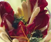 Spargel-Radicchio-Salat mit Erdbeeren und Vanilleöl
