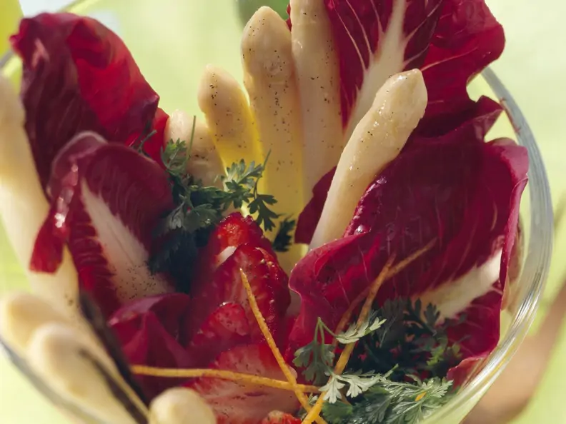Spargel-Radicchio-Salat mit Erdbeeren und Vanilleöl