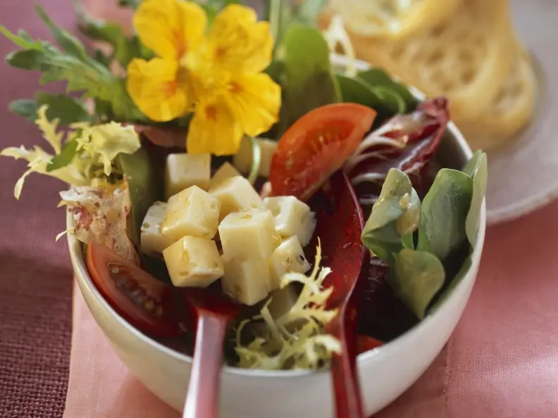 Sommerlicher Salat mit Käse
