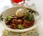 Klassisches Gulasch mit Semmelknödeln