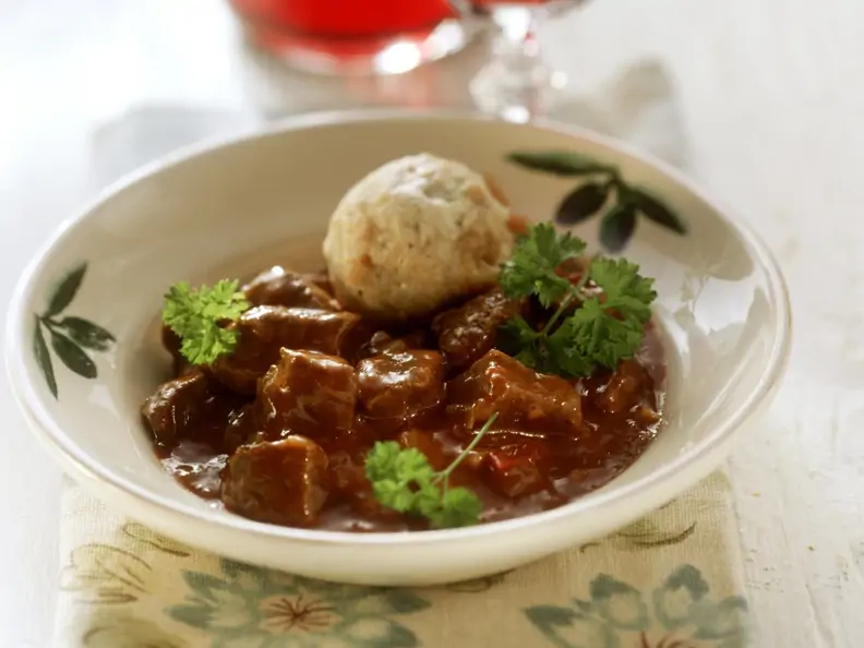 Klassisches Gulasch mit Semmelknödeln