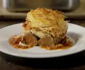 Lammauflauf mit Feta, Nudelnest und Tomatensoße