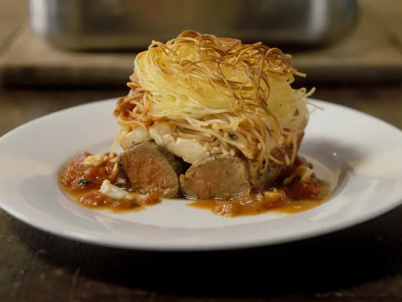 Lammauflauf mit Feta, Nudelnest und Tomatensoße