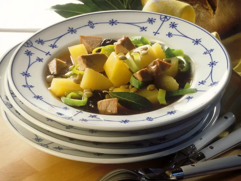 Suppe mit Steckrübe und Gänsefleisch