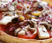 Tomatentarte mit Rotkohl und Käse