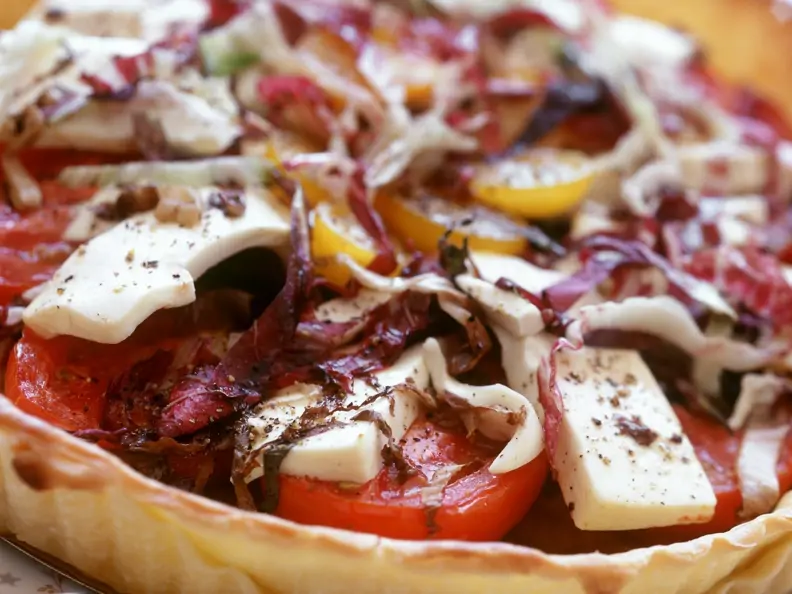 Tomatentarte mit Rotkohl und Käse