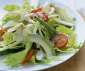 Romanasalat mit Avocado und Sprossen